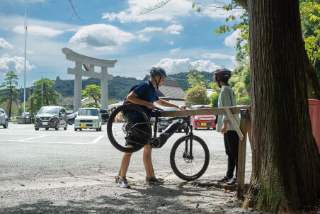 鳥居横の横丁でひとやすみしたら、さあ出発