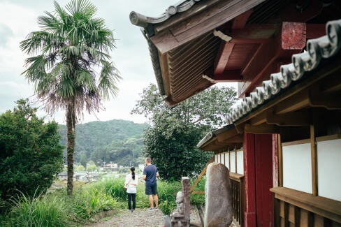 本堂の裏から、森町を一望